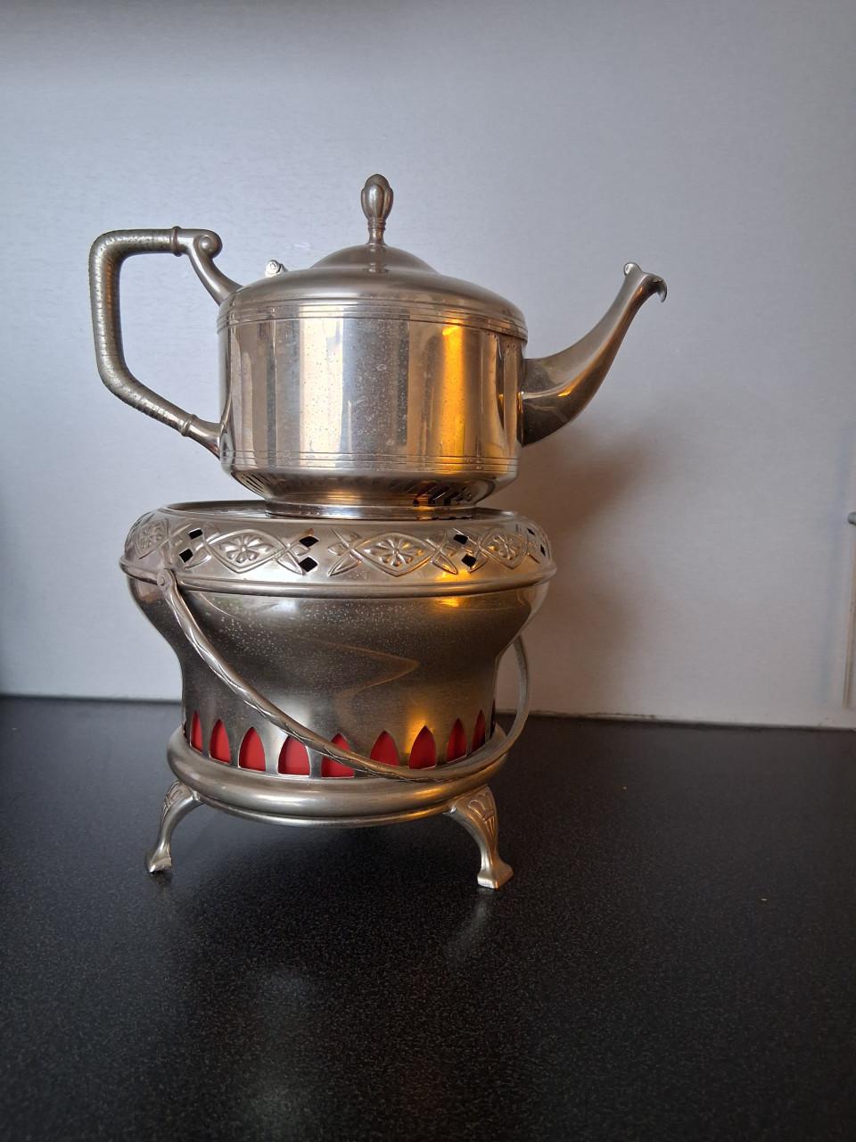 Tinnen theepot en warmhouder