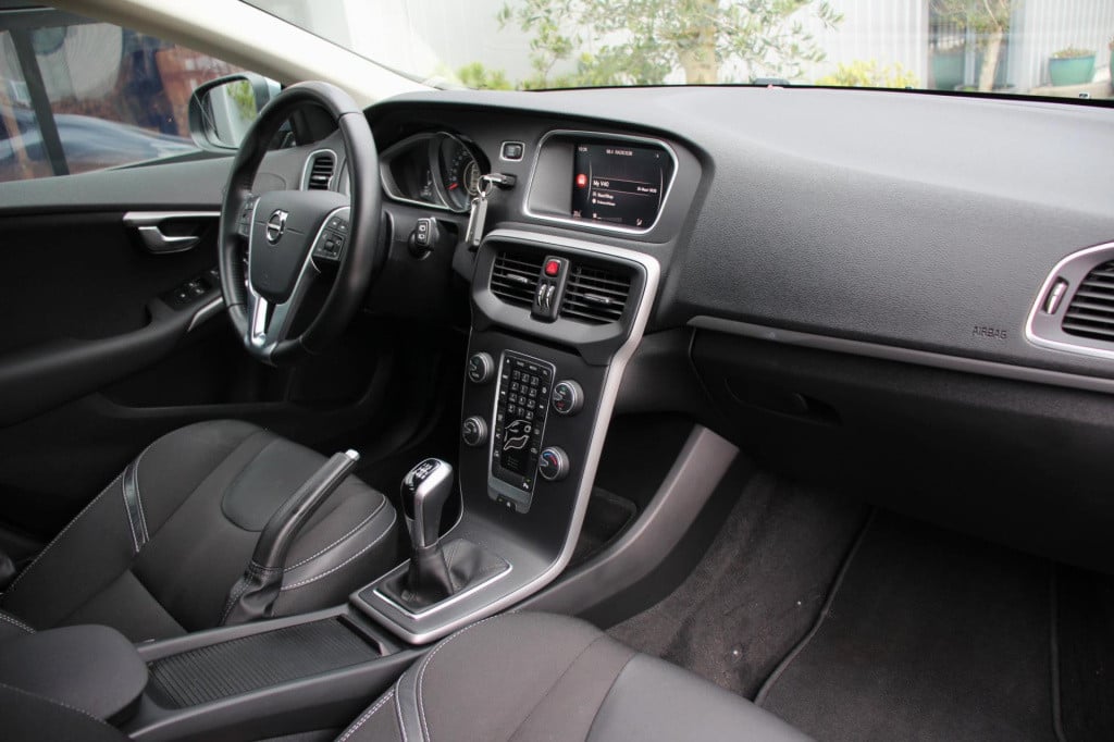 Volvo V40 2.0 t2 momentum polar+ navi - led - half leder - 1e eigenaar - lm