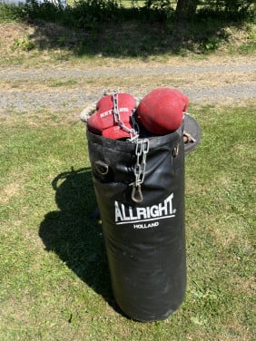 Boksbal met een paar bokshandschoenen