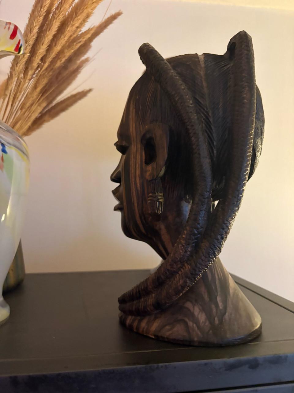 Buste uit ebbenhout gesneden, Afrikaanse vrouw.