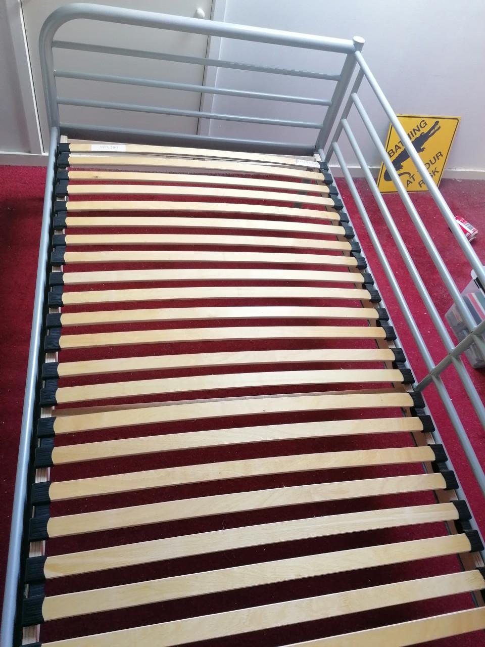 1 persoons bed 200 bij 80 cm