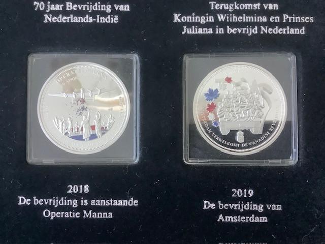 Cassette met 9 penningen “De Nationale Bevrijdingsmunten”.