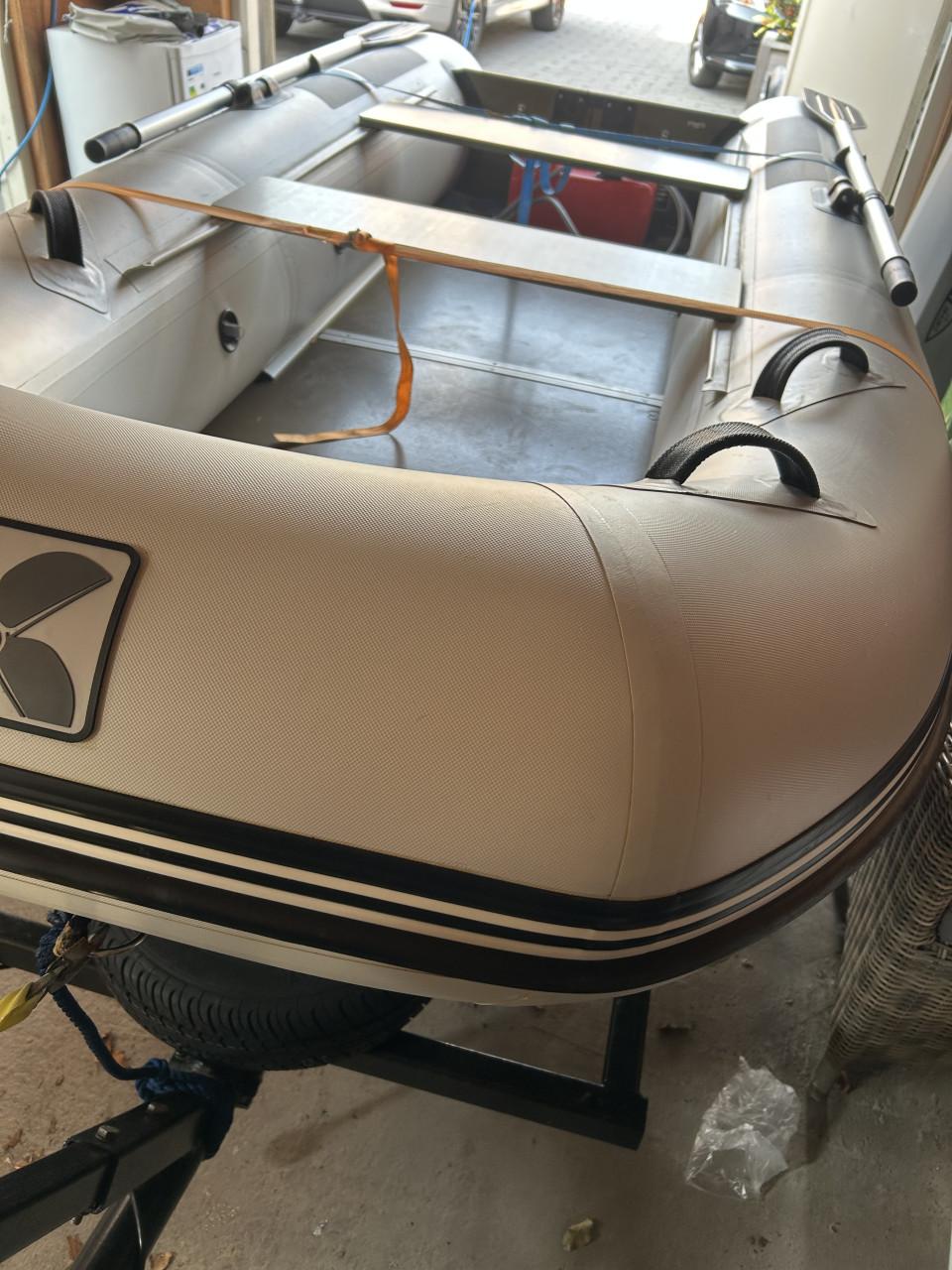 Leuke boot met motor en trailer