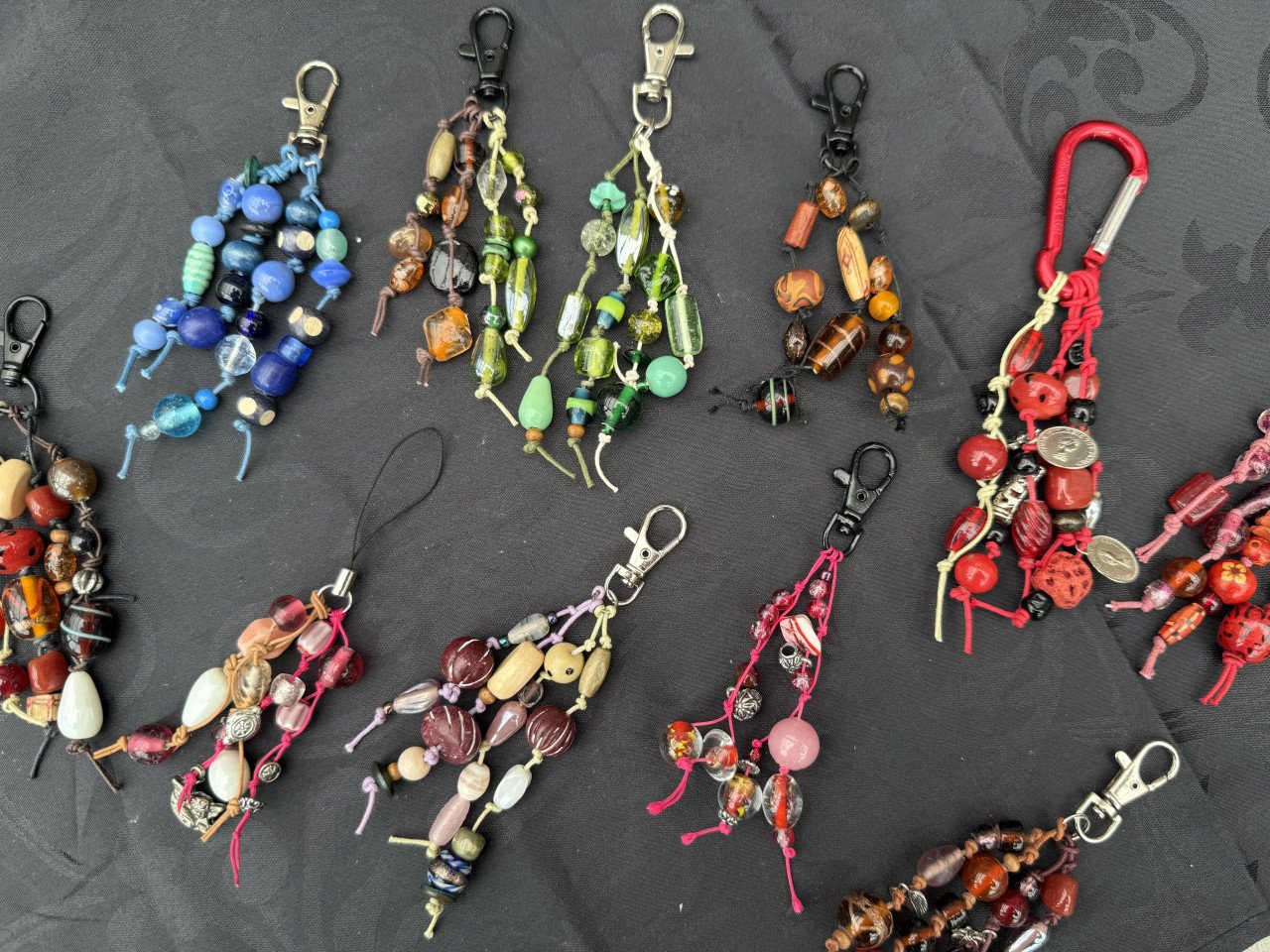 Armbandjes en Sleutelhangers. NIEUW met GLAZEN kralen. Passen altijd.