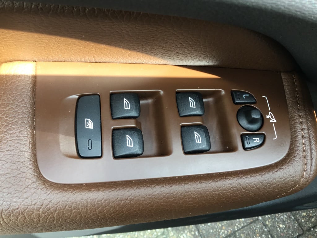 Volvo XC60 t8 390pk recharge mo.pro leder/luchtvering/h.k. audio/360 camera