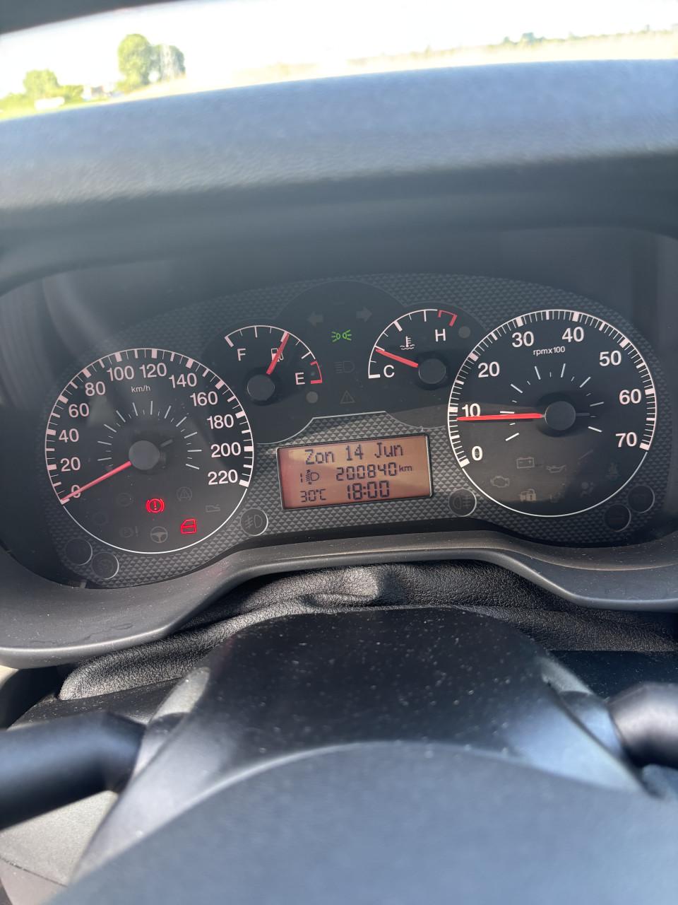 Zwarte fiat punto