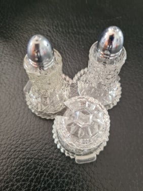 Oud geslepen glazen peper, zout en mosterd stelletje