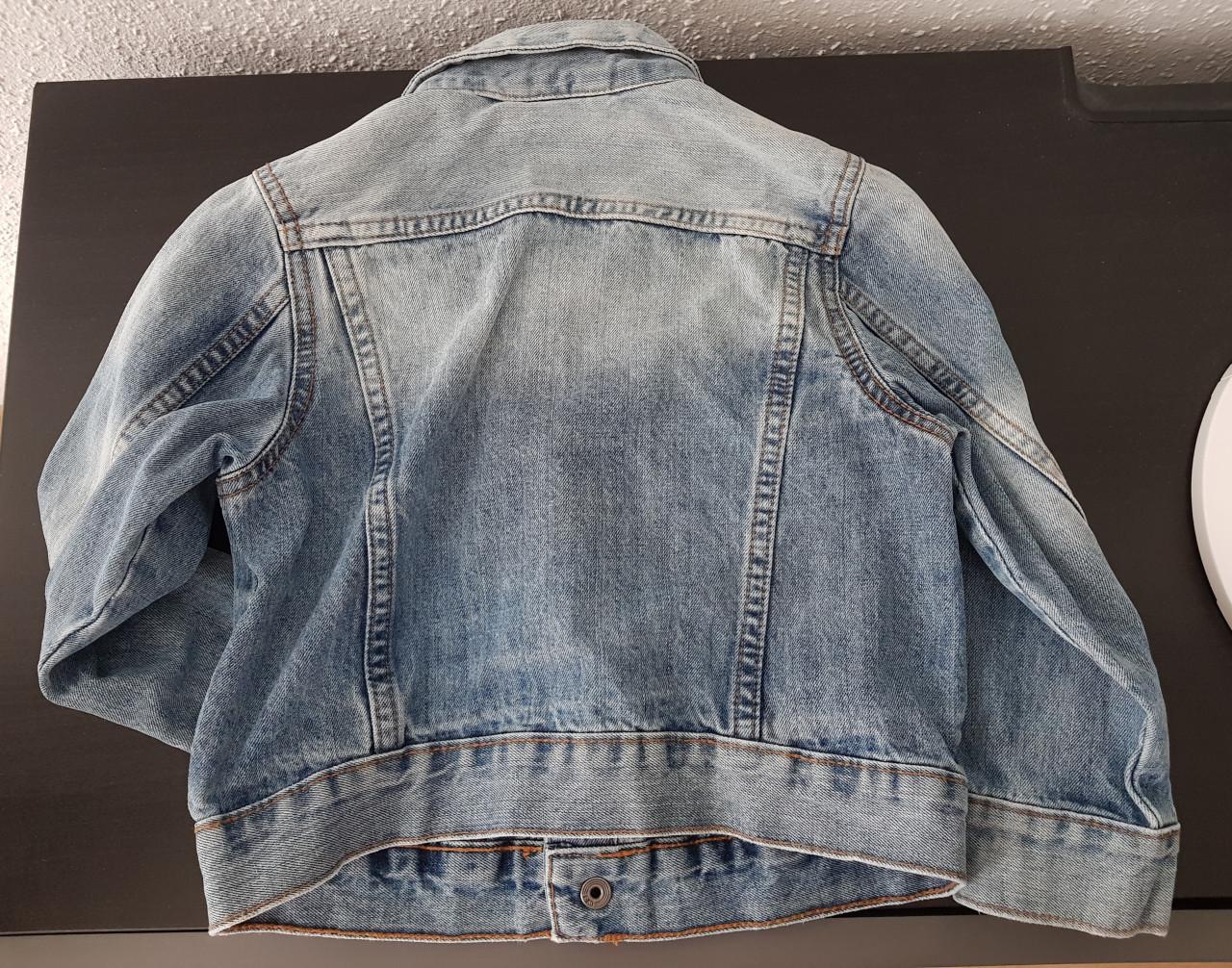 Minion spijkerjasje maat 104