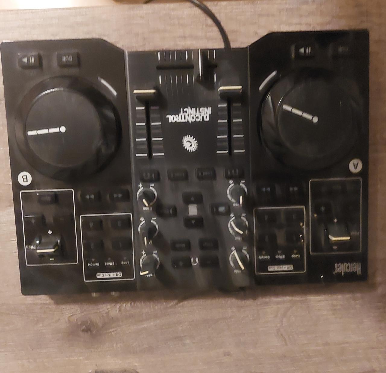 Hercules DJControl Instinct DJ-controller incl. keyboard en Nano pad2