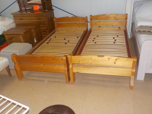 2 massief grenen ledikanten  90 x 200 cm + lattenbodems in goede staat 95