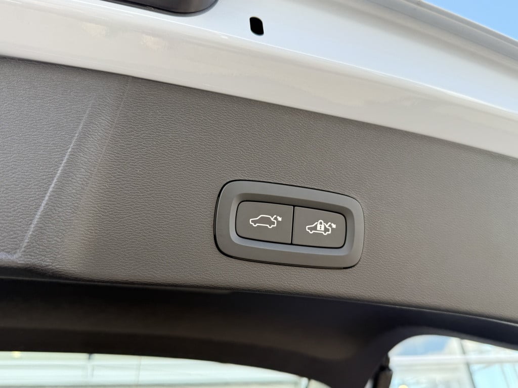 Volvo XC40 b4 197pk plus dark |adap.cruise| trekhaak | camera| elektrische