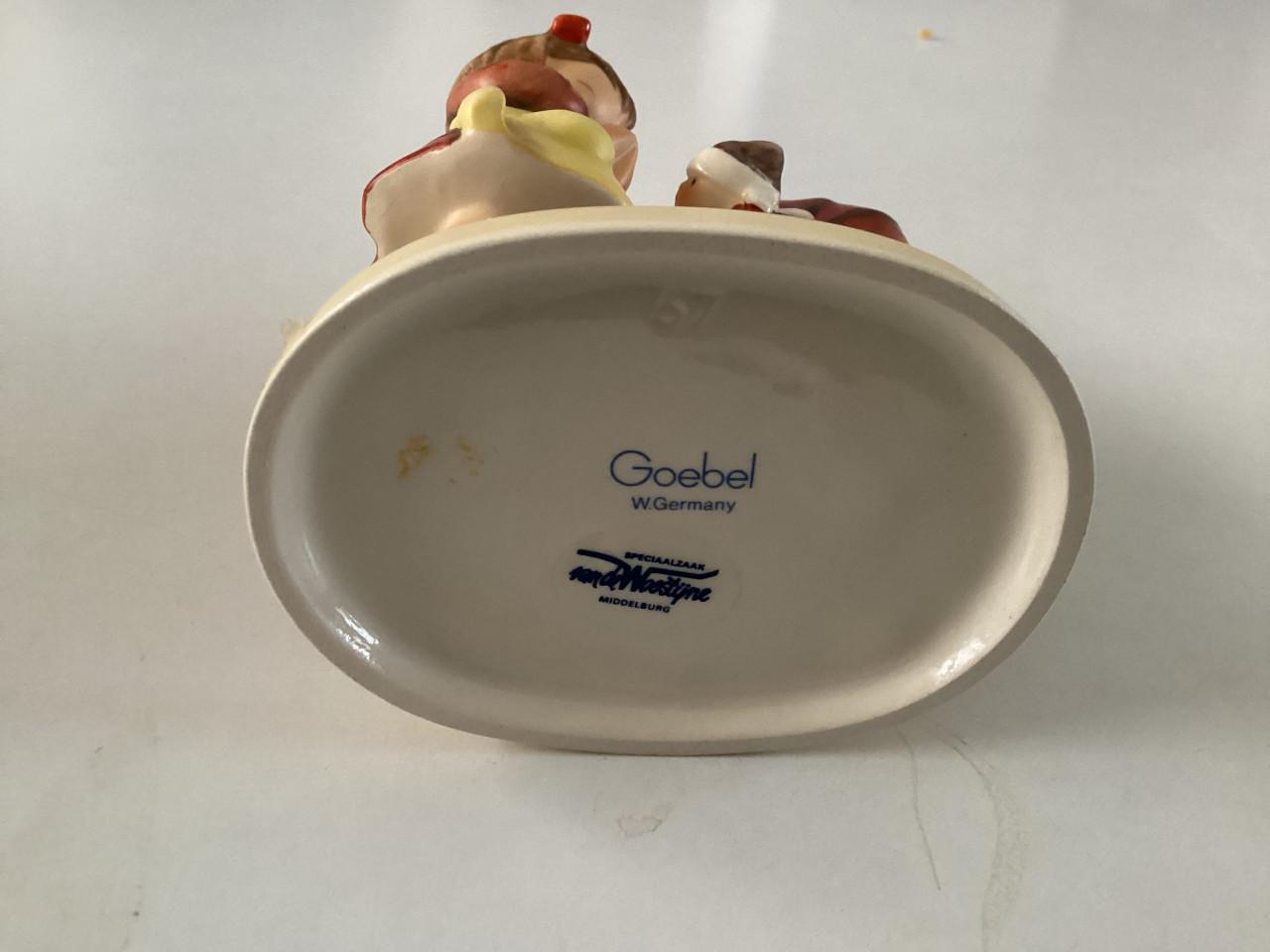 Goebel.   Poppenmoedertje.     Nr. 67.    Hummel.     Helemaal gaaf.   1937