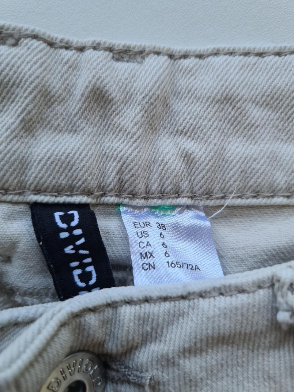 Nieuwe H&M Divided jeans in een mooie beige kleur.