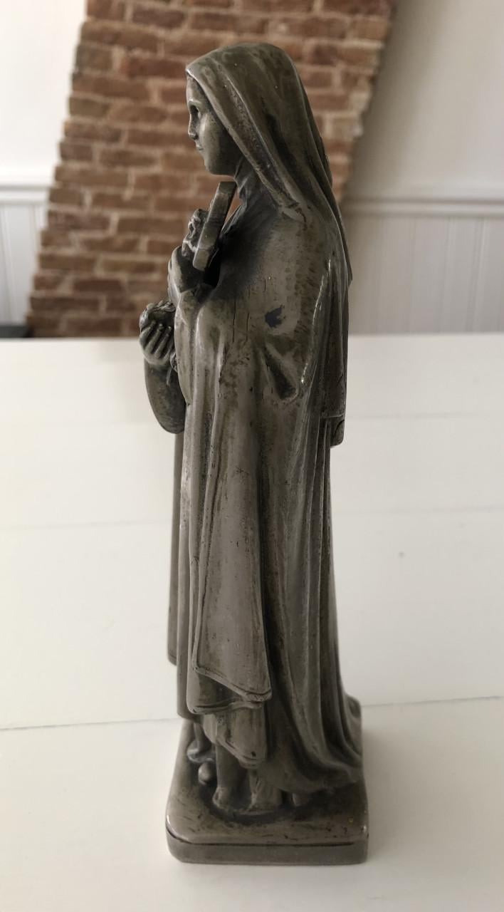 Mooi brocante heilig Theresia van Lisieux metalen beeldje.