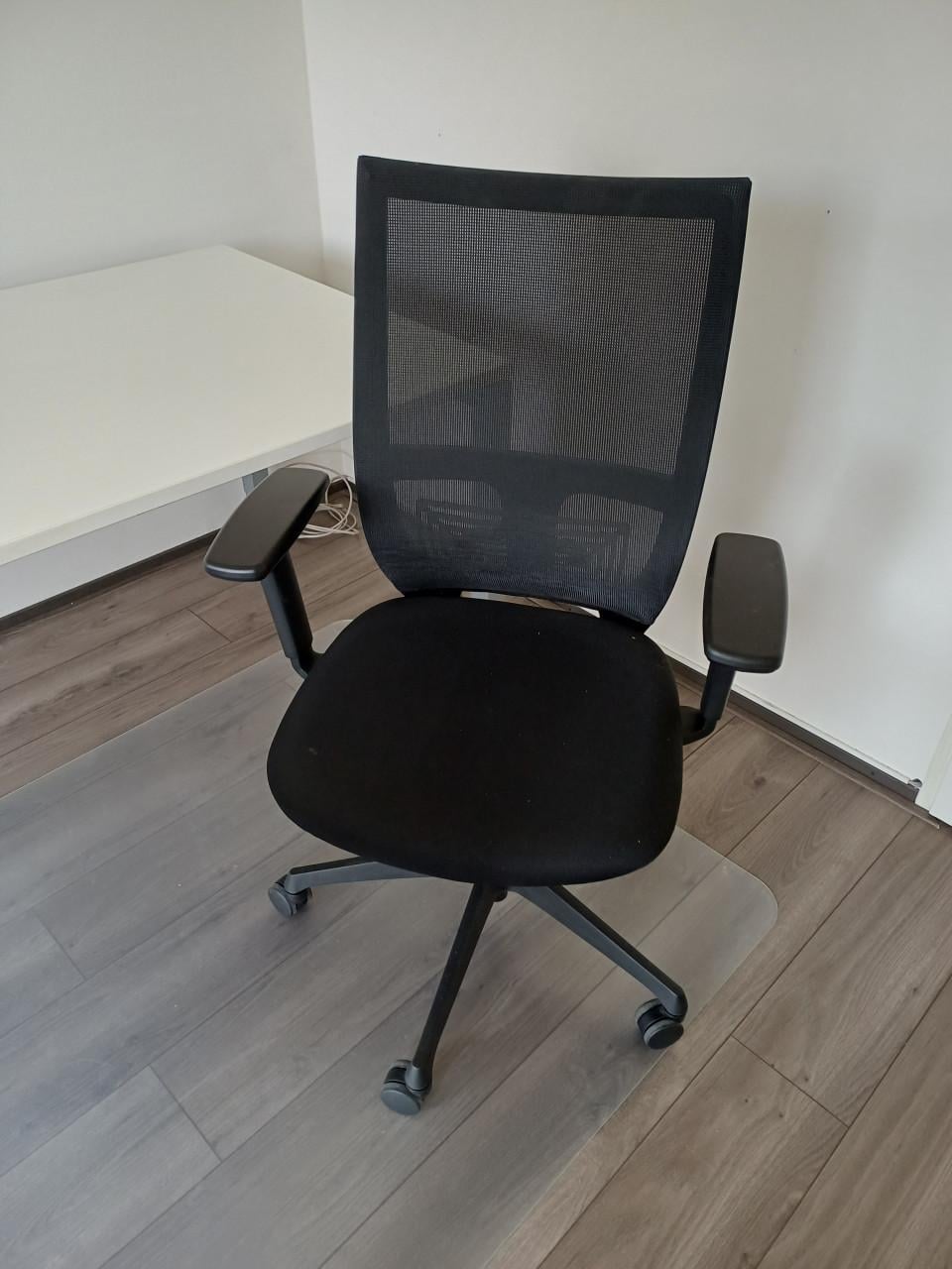 Bureau, bureaustoel en stoelmat