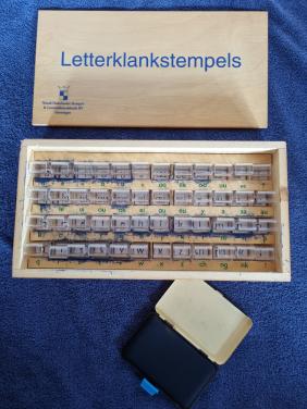 Houten doos met 48 letterstempels