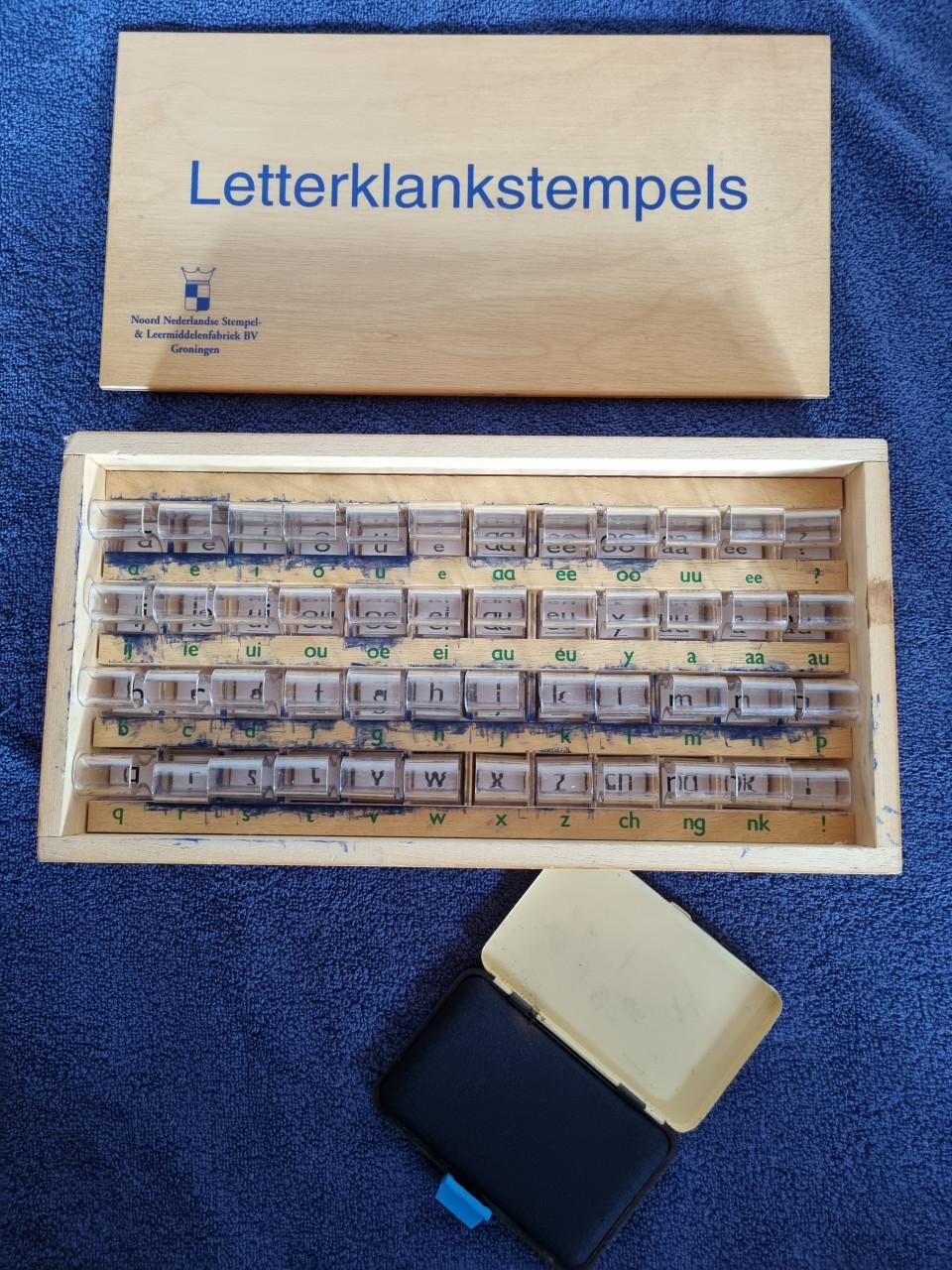 Houten doos met 48 letterstempels