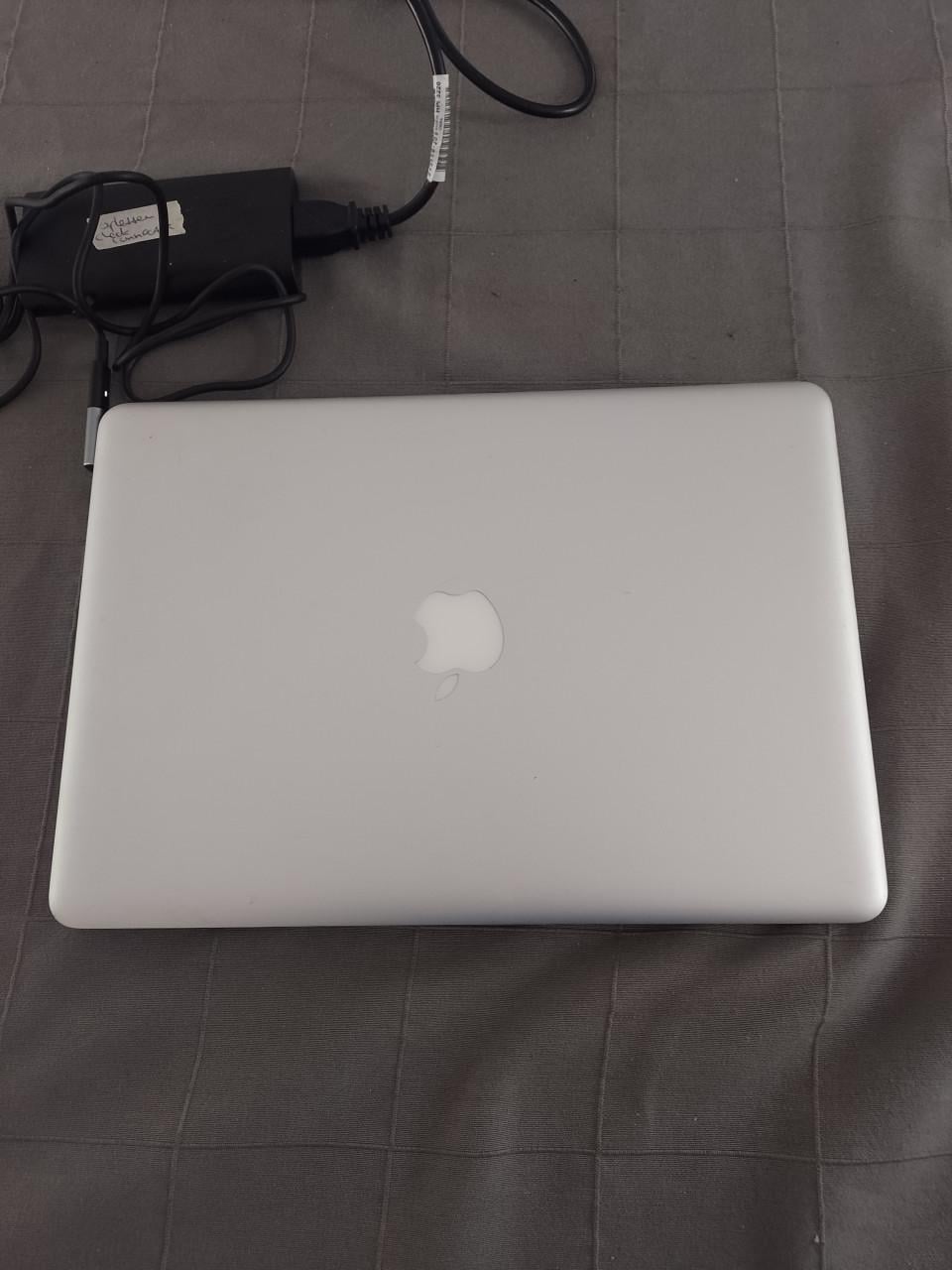 Macbook Pro-i7-SSD- met lader