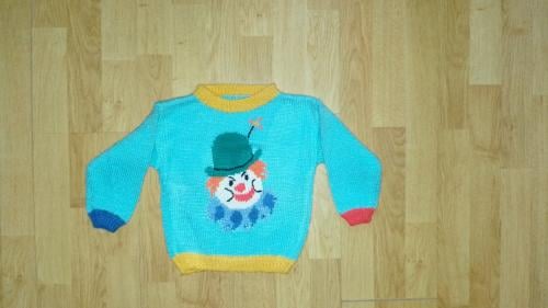 Nieuwe gebreide kindertruitjes elk met vrolijke en kleurrijke  motieven.