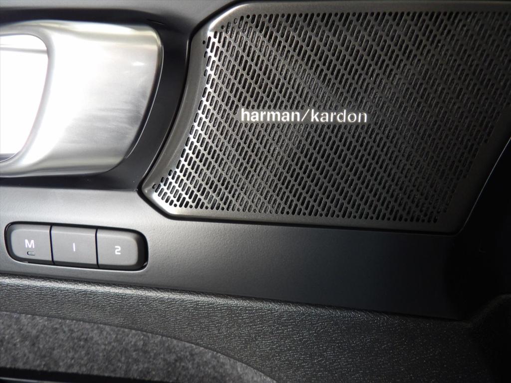 Volvo XC40 t5 plug-in hybrid 262pk aut plus dark