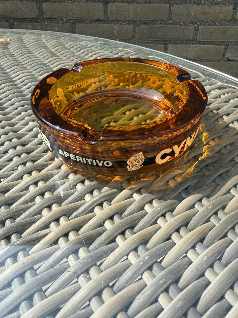 Vintage glazen asbak. Amber kleurig. Cynar aperitivo