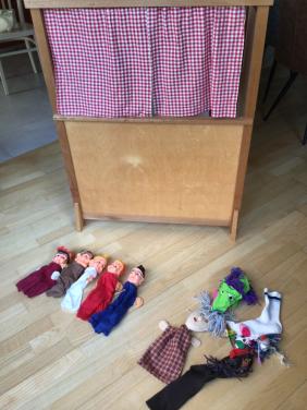 Vintage poppenkast met poppen