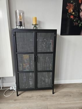 Zwart metalen kastje