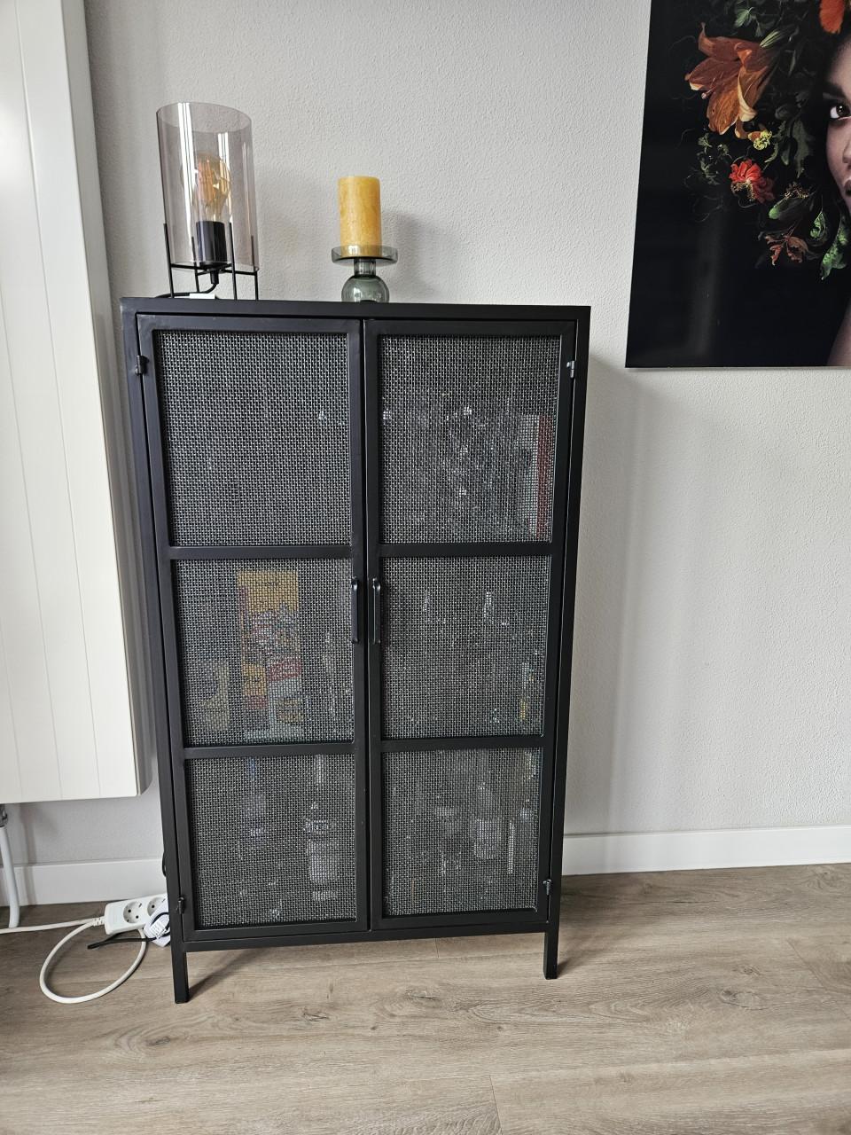 Zwart metalen kastje