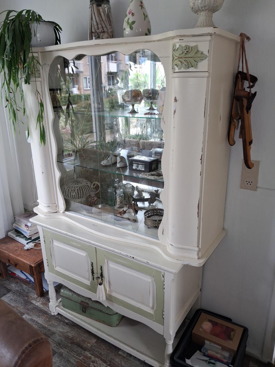 Brocante vitrinekast.