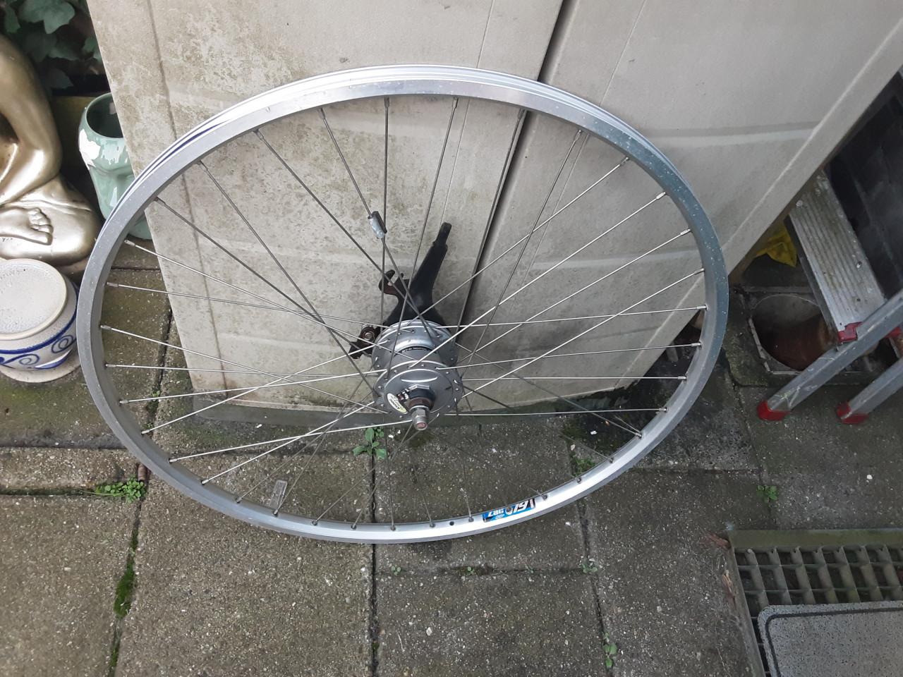 28 inch nexus voorwiel, naafdynamo, rollerbrake rem