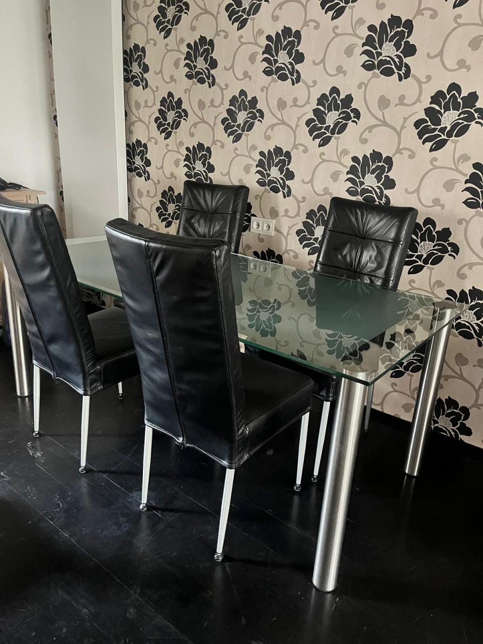 Complete inrichting (Leolux bank en 2x Leolux fauteuil, tafel en 4xstoelen)