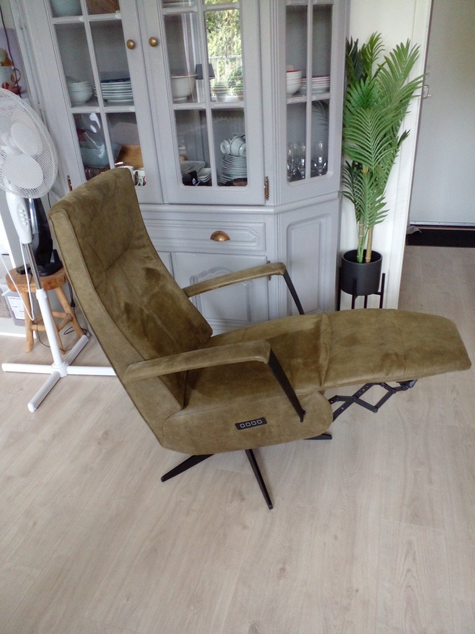Relaxfauteuil Nijland M kleur: Bull Moss 59, elektrisch.
