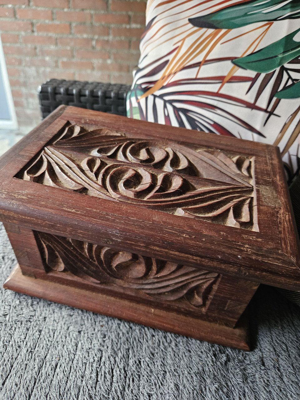 Prachtig antiek houten kistje met mooi houtsnijwerk....