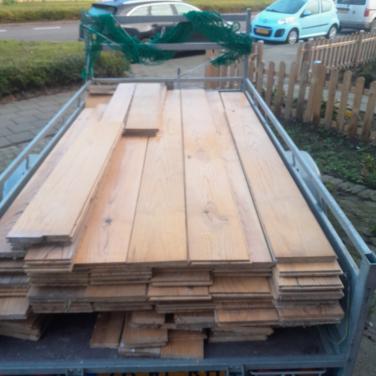 Grenen houtenvloerdelen, met mes en groef.