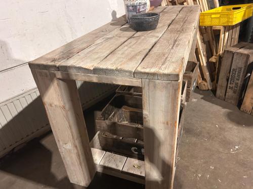 Robuuste houten werktafel op wieltjes 180*70*100
