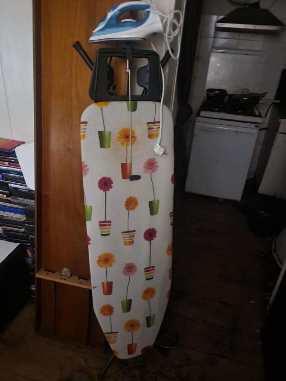 Strijkplank + Philips strijkijzer.