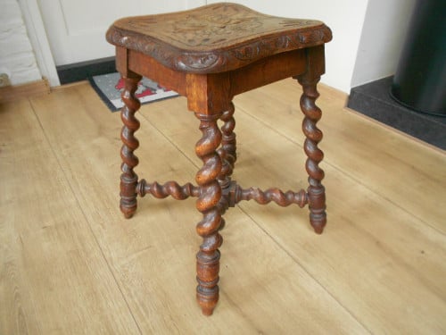 Antiek engels krukje , plantentafel