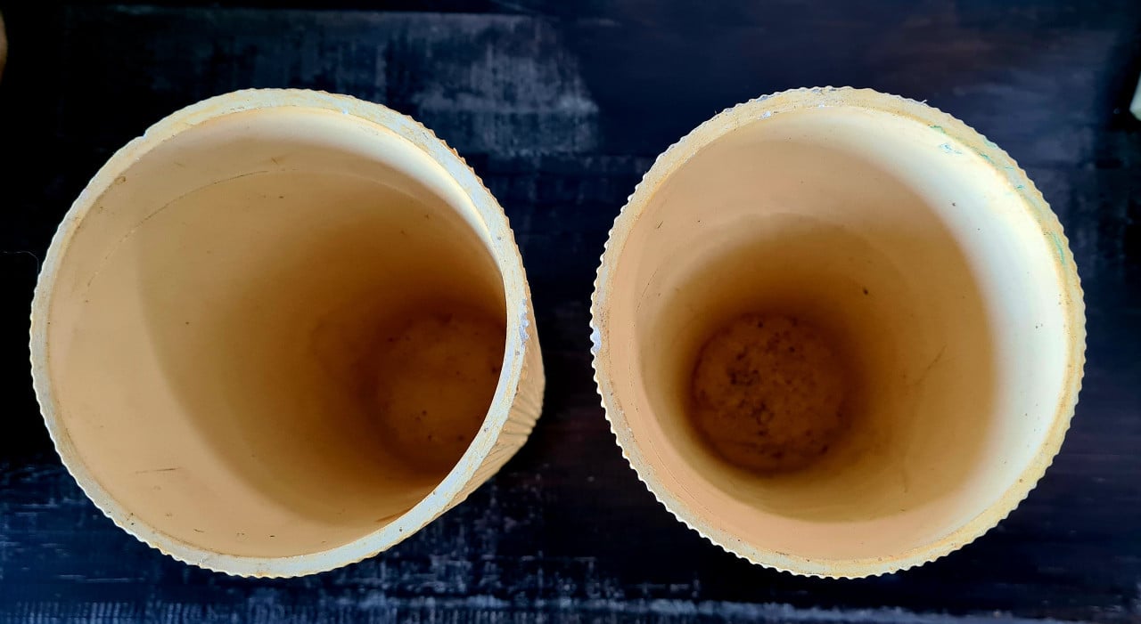 2 beige aardewerk bloempotten/vazen 22 cm hoog