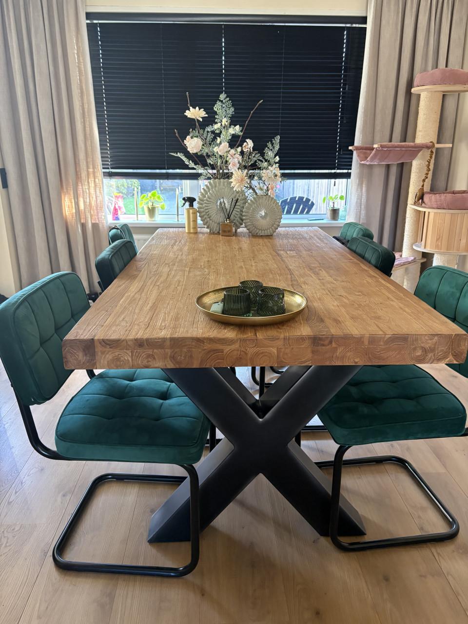 Houten tafel, inclusief zwarte poten