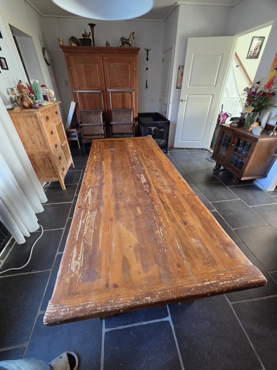 Oude kloostertafel, geleefd en karaktervol