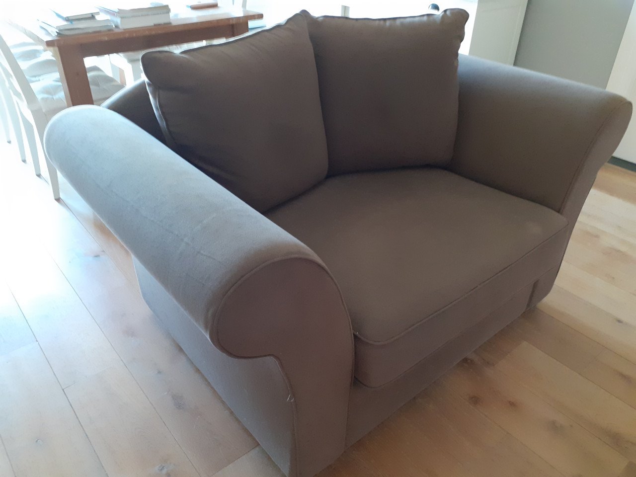 Ruime zetel in de kleur bruin