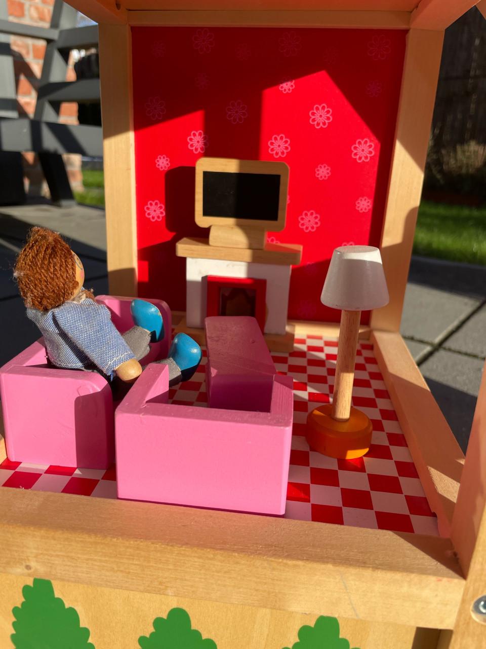 Houten poppenhuis met meubels en 4 poppetjes