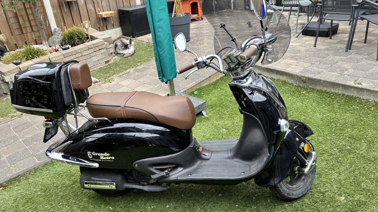 Grande retro scooter