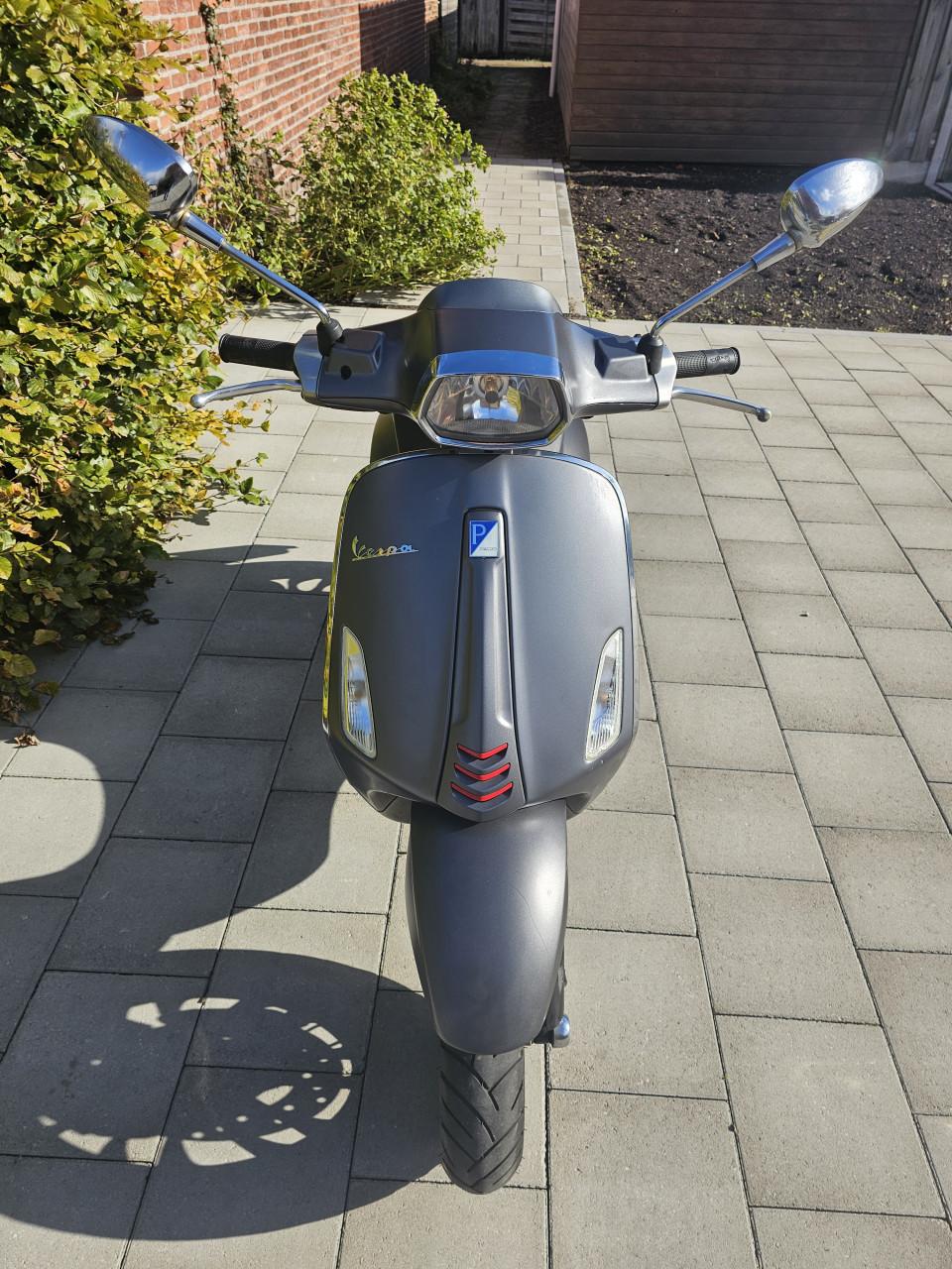 Zeldzame Vespa Sprint 2takt bj 2017 met maar 11000 km