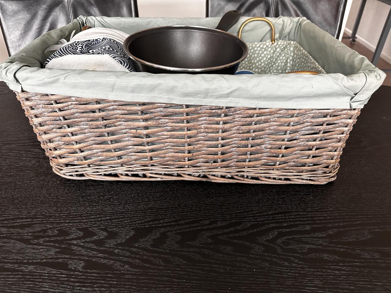 Rieten mand met gebruiksvoorwerpen.