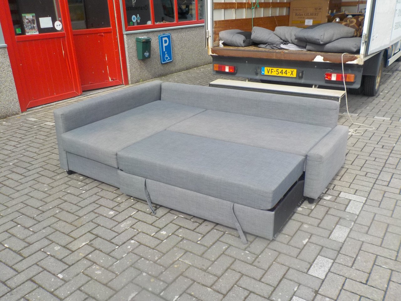 Stoffen hoek/slaapbank 150 x 225 cm met opbergruimte in goede staat
