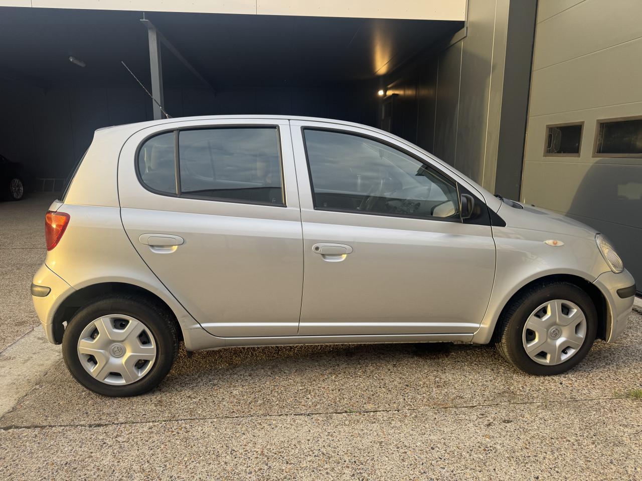 Toyota Yaris 1.3 VVT- i 5DR 2003 Zilver Apk Nap