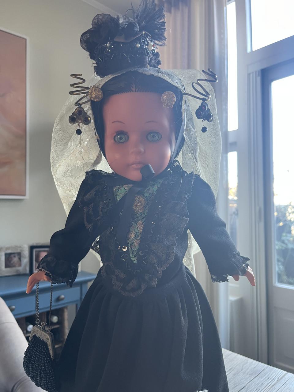 Zeeuwse pop in klederdracht