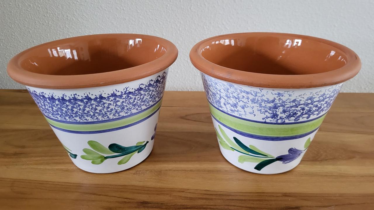 Set v 2 geglazuurde terracotta bloempotten