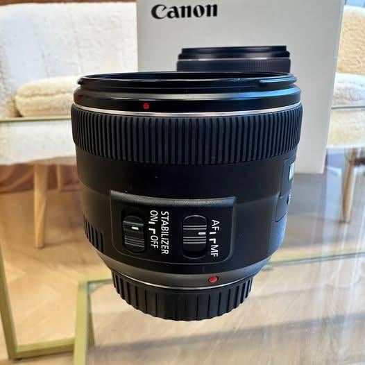 Canon EF 35 mm 2.0 lens